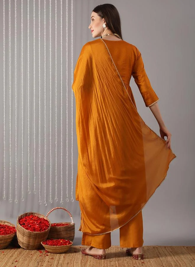 جلو باص مجموعة من كورتا خردلية بتفاصيل مطرزة مع بنطال ووشاح